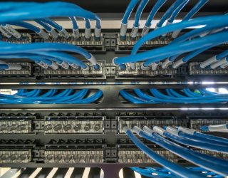 Network cable and patch panel in rack cabinet תכנון והקמת תשתיות אינטרנט ותקשורת