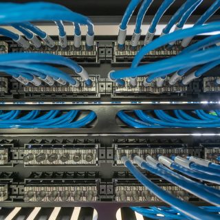 Network cable and patch panel in rack cabinet תכנון והקמת תשתיות אינטרנט ותקשורת