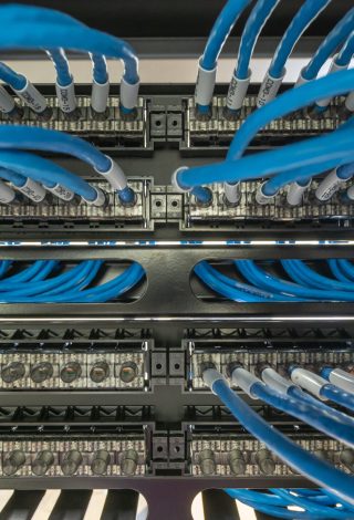 Network cable and patch panel in rack cabinet תכנון והקמת תשתיות אינטרנט ותקשורת
